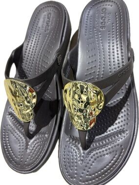 NWOT CROCS Brown Women's Sanrah Sandals with Hammered Gold Accent Medallions